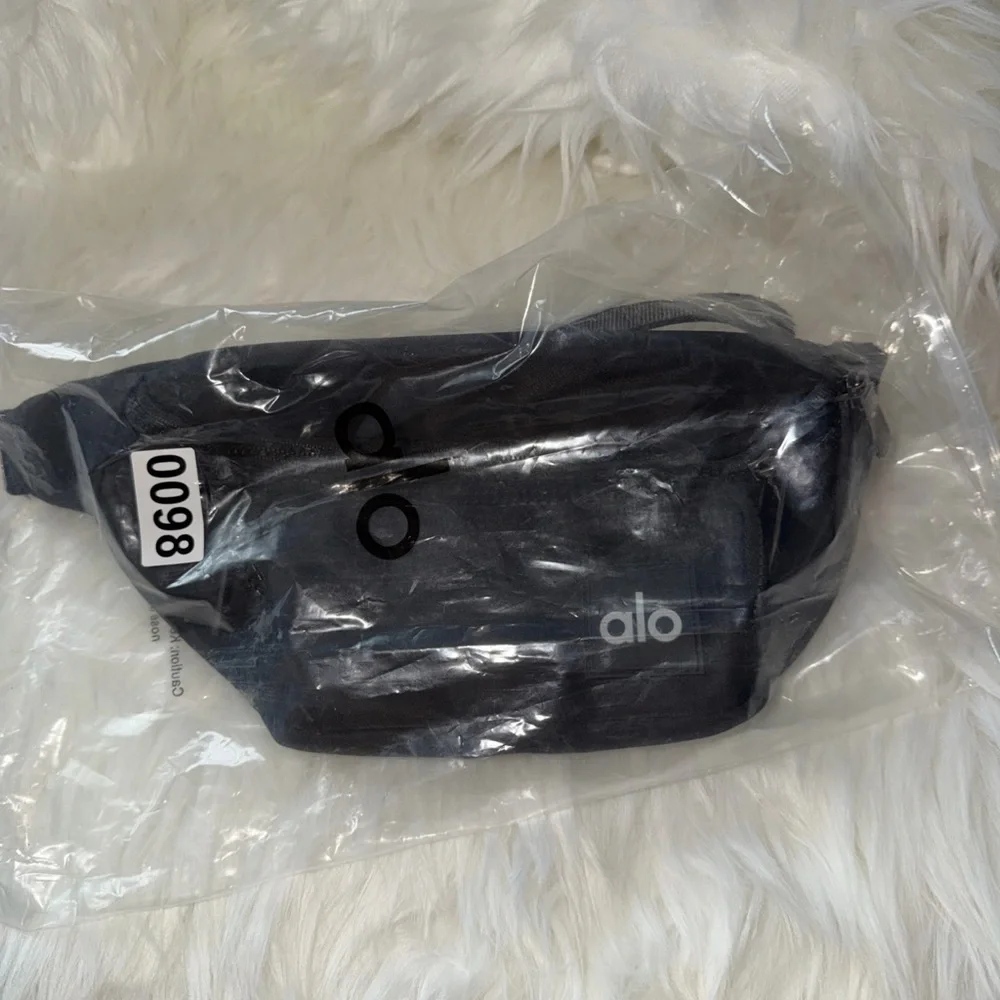 ALO Yoga Sleek Black Belt Bag - Picture 10 of 10